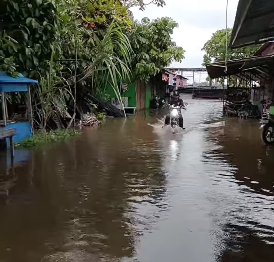 LANDA PEMUKIMAN: Banjir rob merendam akses permukiman sejumlah desa di Kecamatan Teluk Pakedai, Senin (8/12).