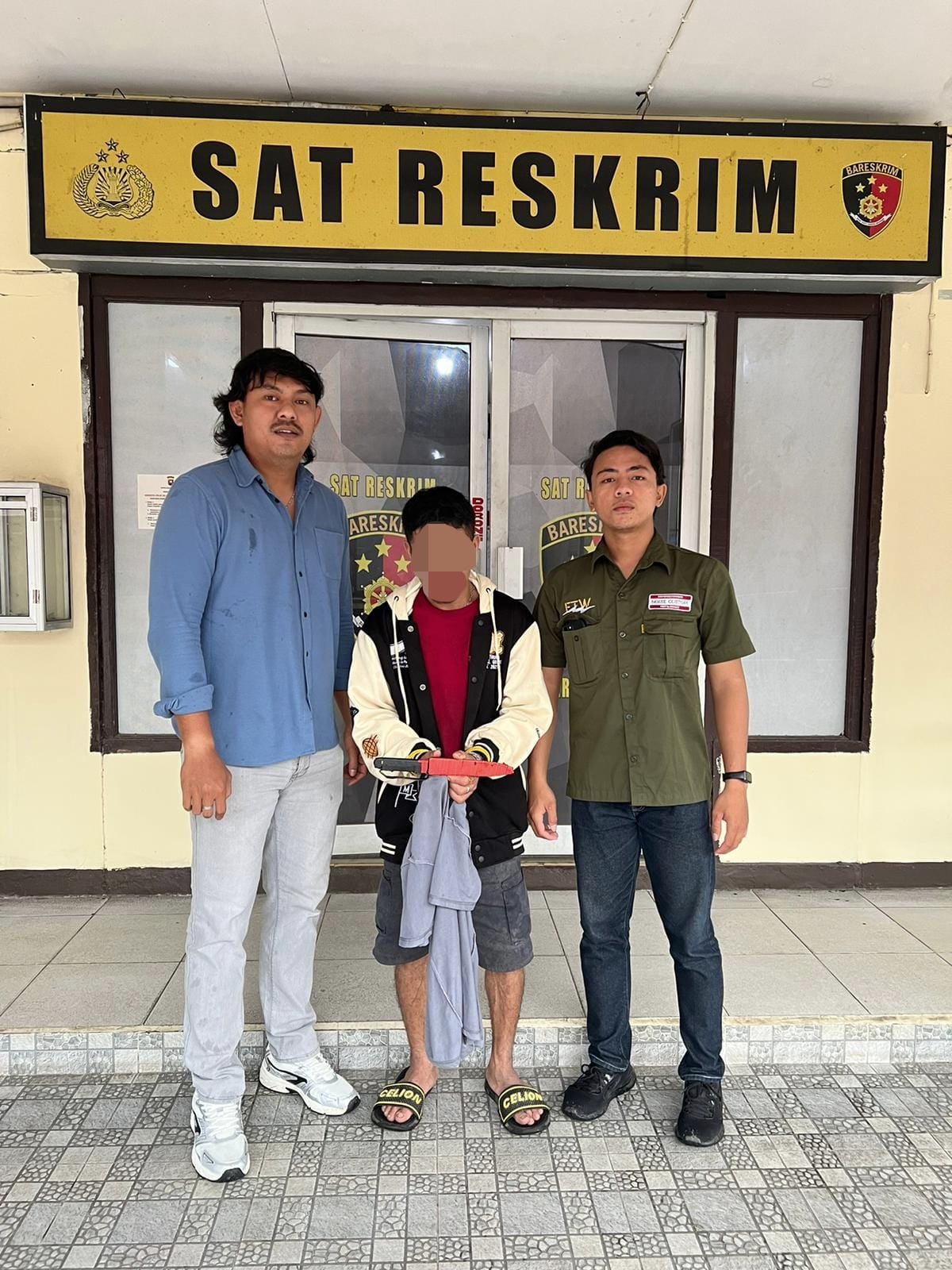 Petugas Unit Jatanras Polres Landak mengamankan MRS, pelaku penikaman di Pasar Rakyat Ngabang, tak lama setelah kejadian berlangsung.