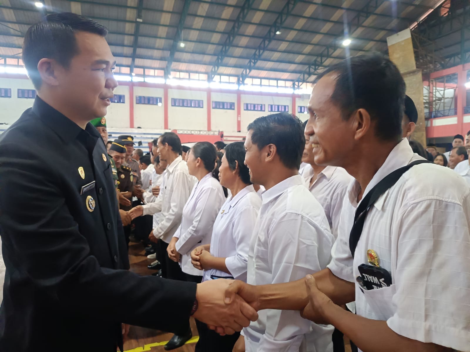 Bupati Kapuas Hulu Fransiskus Diaan saat memberikan ucapan selamat kepada anggota BPD se Kapuas Hulu yang sudah dikukuhkan.