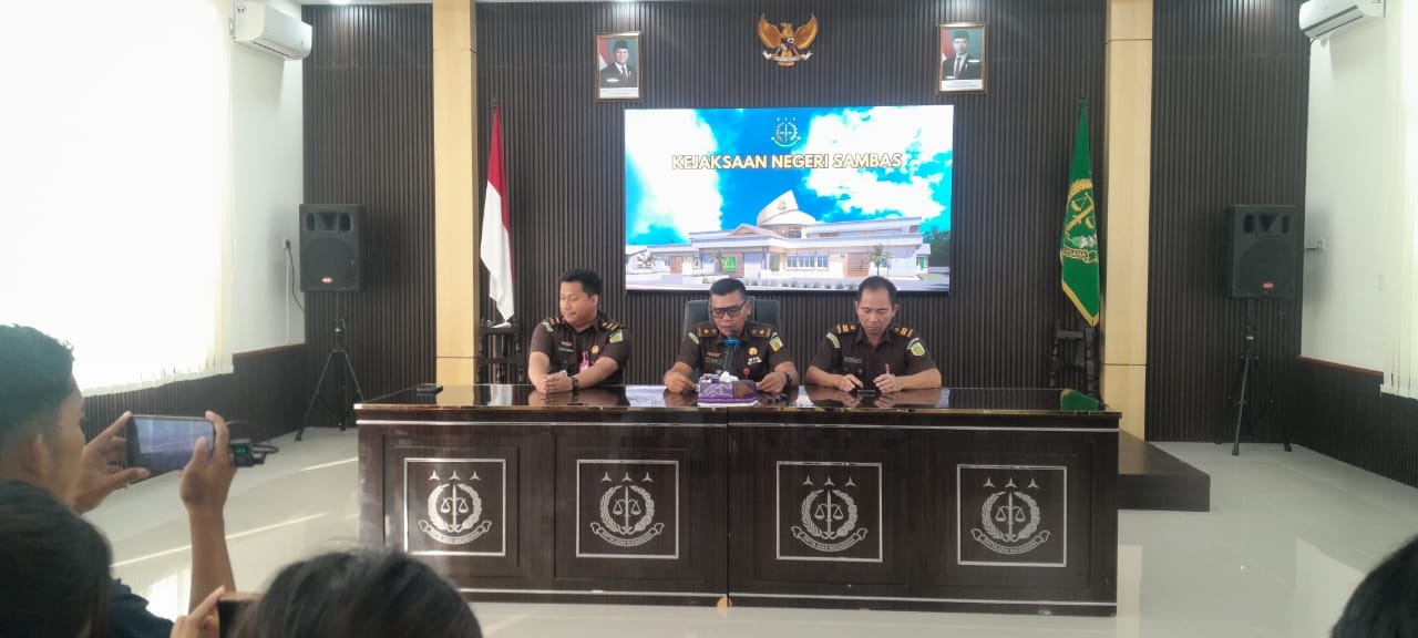 BERI KETERANGAN: Kasi Pidsus Kejari Sambas saat memimpin pres rilis penanganan kasus Tipikor Kejari Sambas di momen Hari Anti korupsi Sedunia 2025.