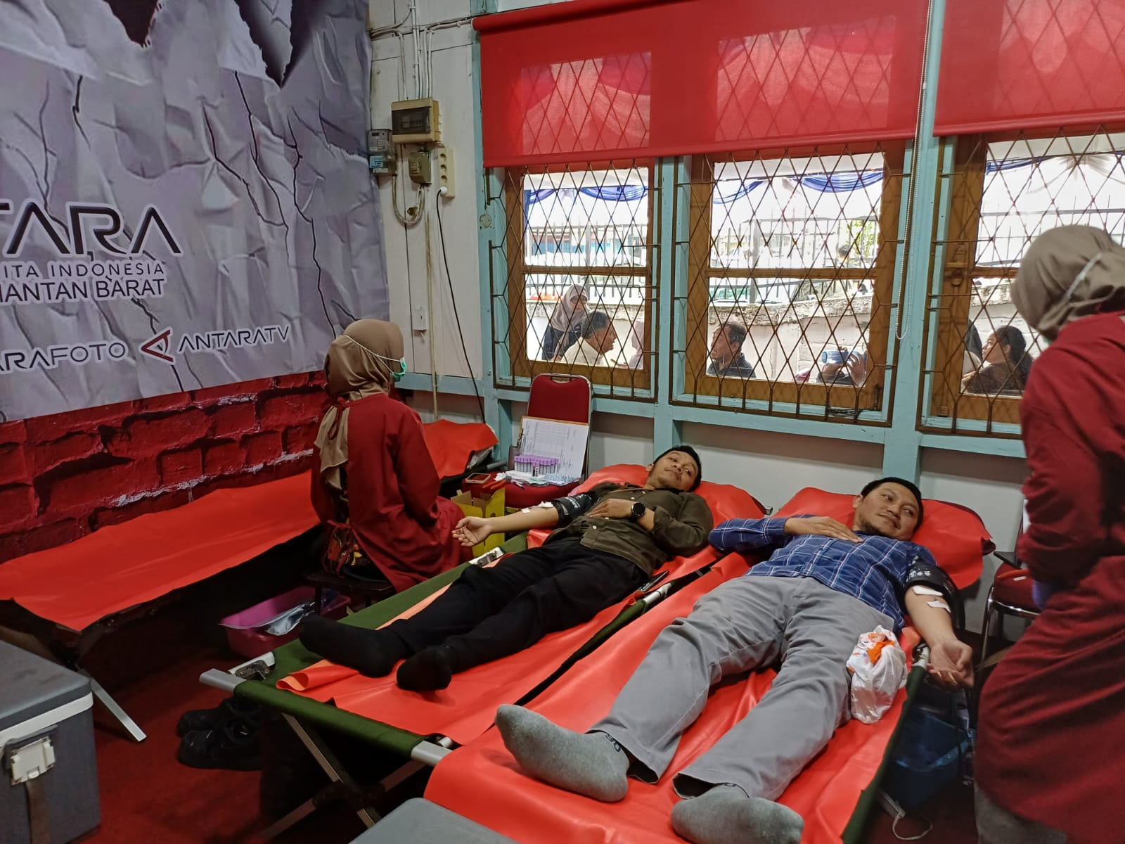 Warga Pontianak tampak antusias mengikuti donor darah yang digelar Kantor Berita Antara Kalbar, Kamis (11/12), dalam rangka memperingati HUT ke-88.