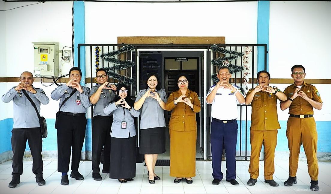 Tim Kanwil Kemenkum Kalbar bersama Dinas Perhubungan Kabupaten Bengkayang berfoto bersama usai kegiatan pendampingan penyusunan regulasi.