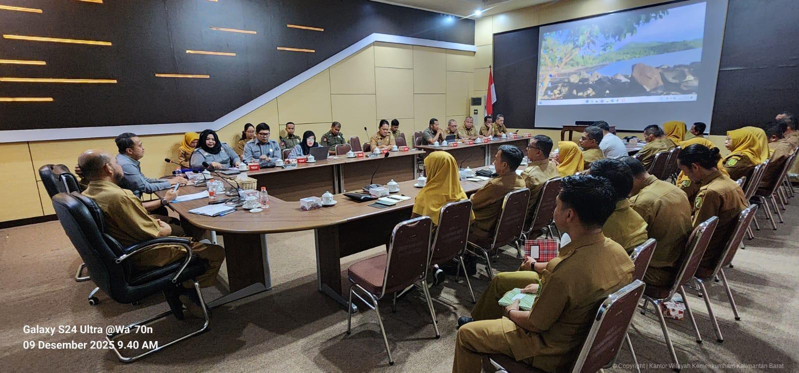 Tim Kanwil Kemenkum Kalbar bersama perangkat daerah Kabupaten Sambas dalam sesi Sosialisasi, Monitoring, dan Evaluasi Pengharmonisasian Raperda.