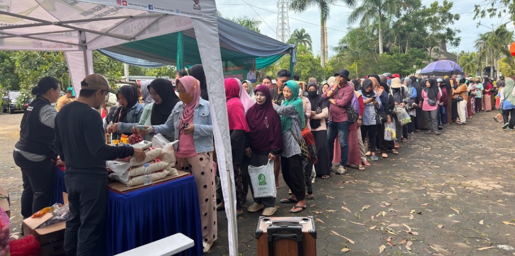 ANTRE: Masyarakat Mempawah mengantre mendapatkan paket sembako murah dalam kegiatan Gerakan Pangan Murah di Taman Teratai.