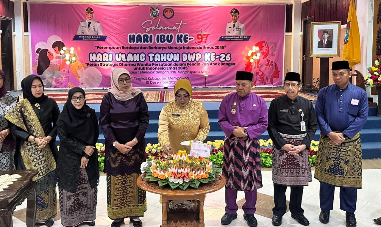 TUMPENG: Bupati Erlina memotong tumpeng dalam peringatan Hari Ibu dan HUT DWP.