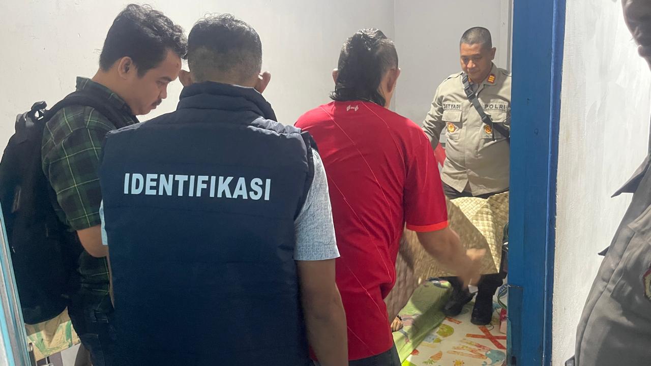 KEJADIAN: Petugas kepolisian melakukan olah Tempat Kejadian Perkara di lokasi ditemukannya jenazah Widianto.