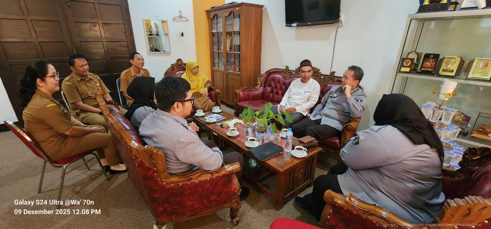 Pertemuan antara tim Kanwil Kemenkum Kalbar dan DPRD Kabupaten Sambas, membahas koordinasi dalam pembentukan regulasi daerah.