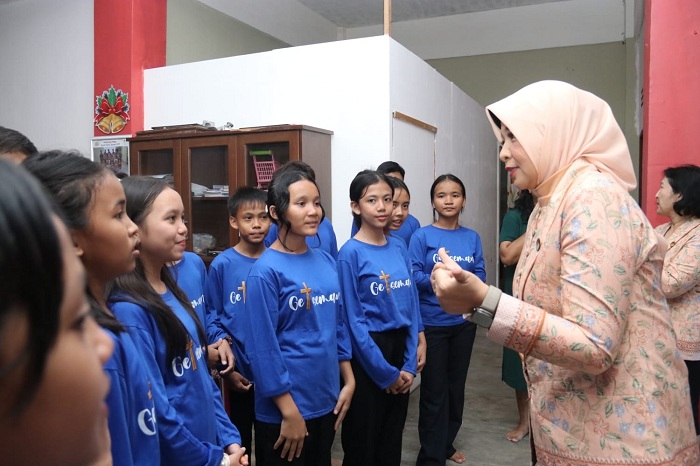 BERBINCANG: Ketua DWP Kalbar, Windy Prihastari Harisson berbincang-bincang dengan anak-anak ketika anjangsana ke empat panti asuhan di Kota Pontianak.