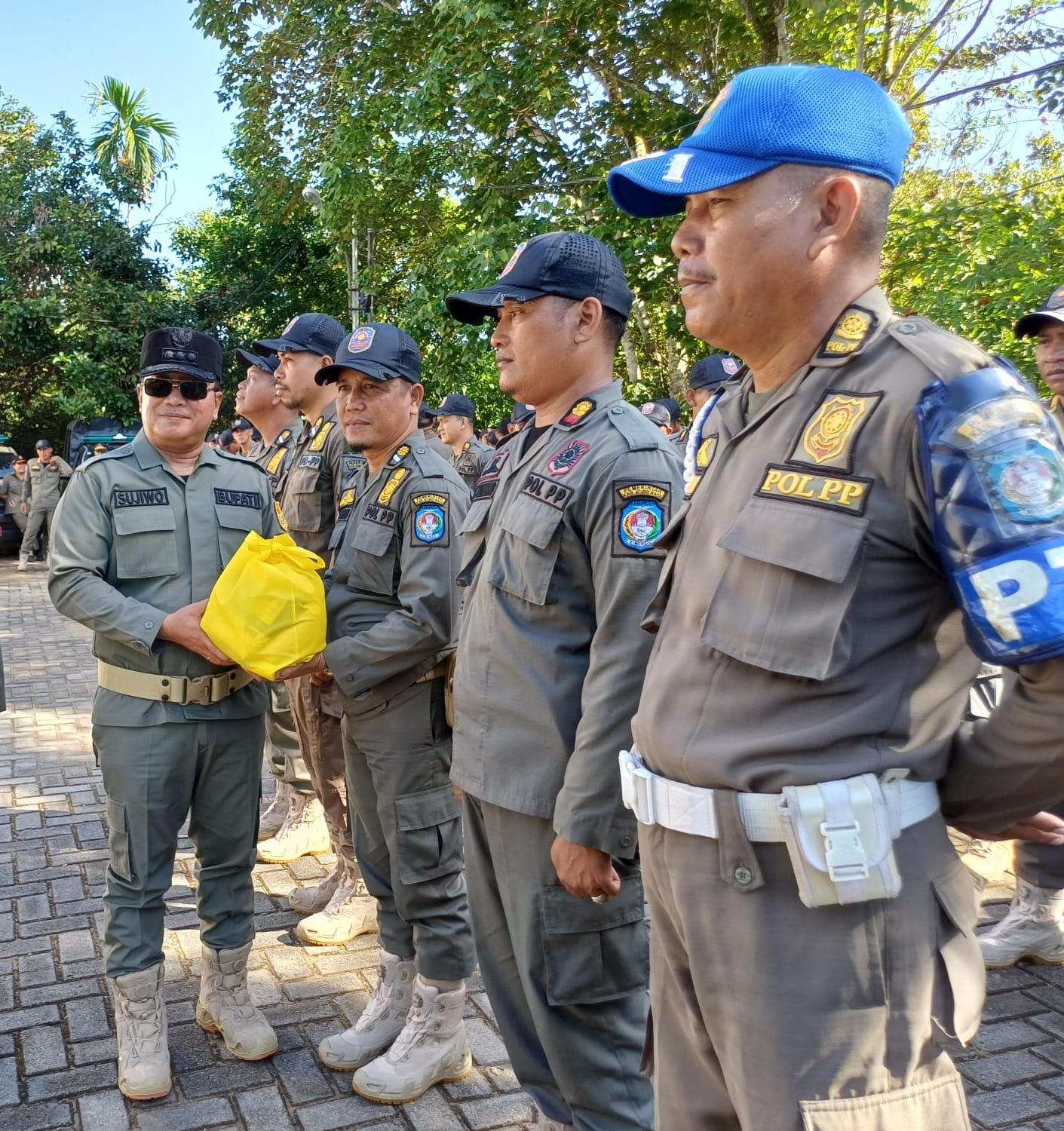 APRESIASI: Bupati Kubu Raya Sujiwo memberikan apresiasi kepada jajaran Satpol PP saat apel pagi di halaman Kantor Satpol PP Kubu Raya, Rabu (10/12).