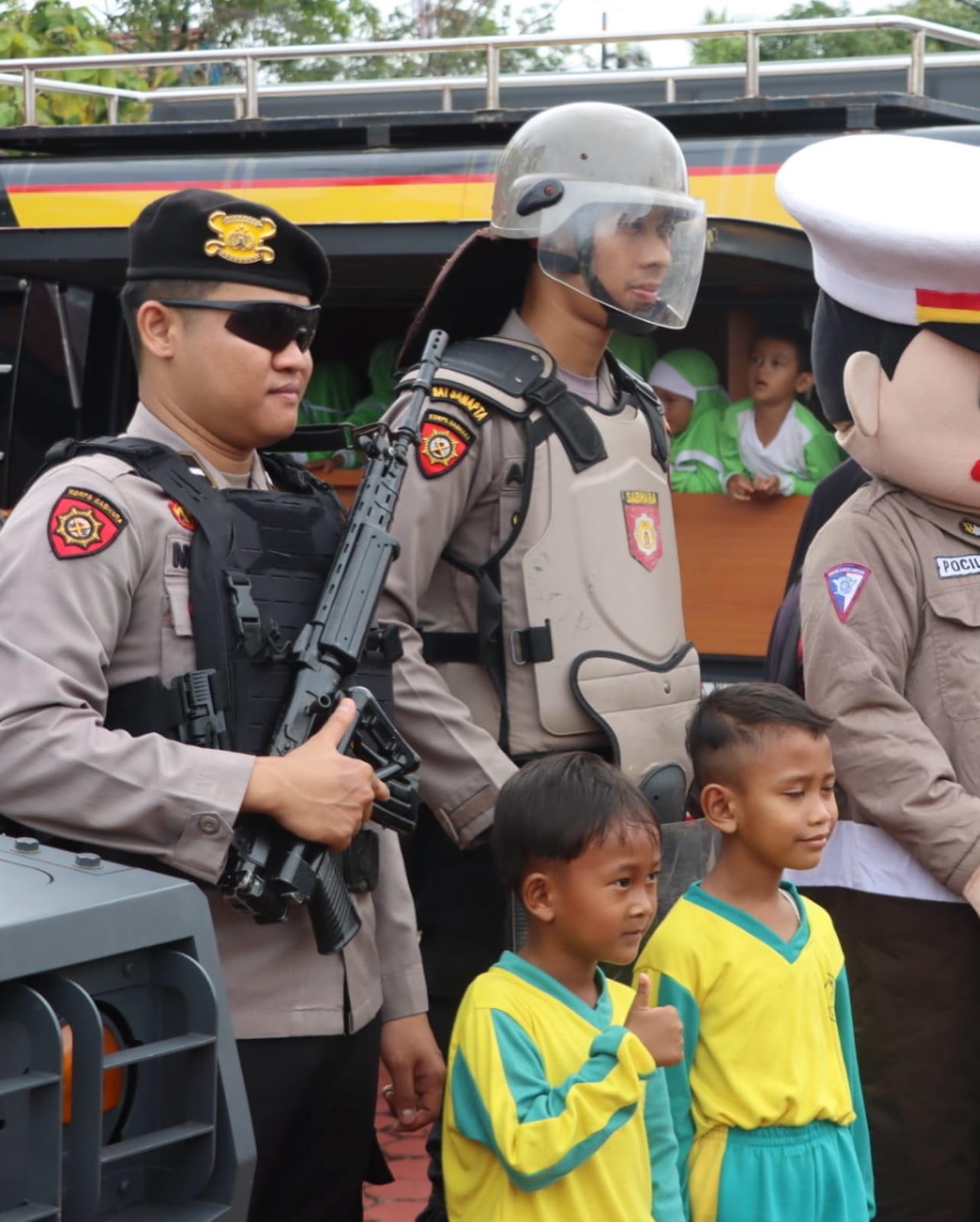 BERFOTO: Anak-anak TK antusias berfoto dengan anggota polisi. Mereka antusias mengikuti program Polisi Sahabat Anak di Mapolres Sintang.