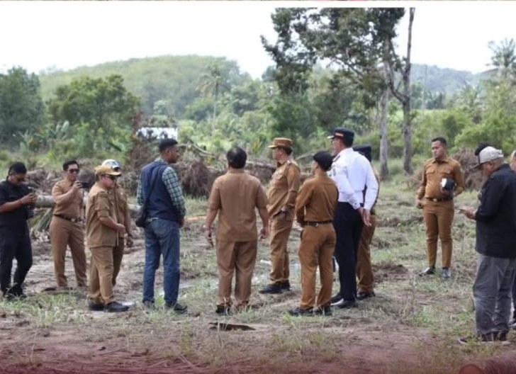 TINJAU: Wawako Singkawang Muhammadin meninjau lahan rencana pembangunan Sekolah Rakyat di Pangmilang&ndash;Sagatani, Rabu (10/12).