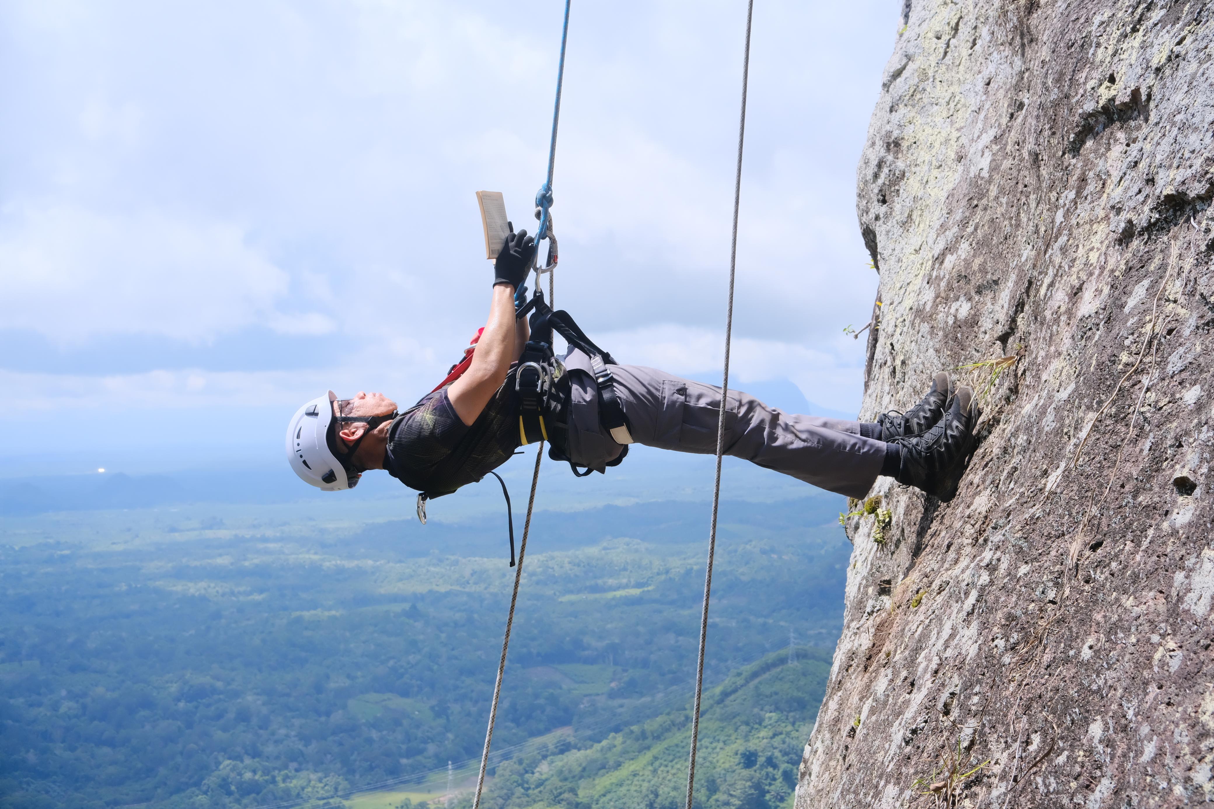 ADRENALIN: Peserta menuruni tebing Bukit Kuri dengan teknik rappelling, memacu adrenalin di Bukit Duri Kecamatan Sungai Laur, Kabupaten Ketapang.