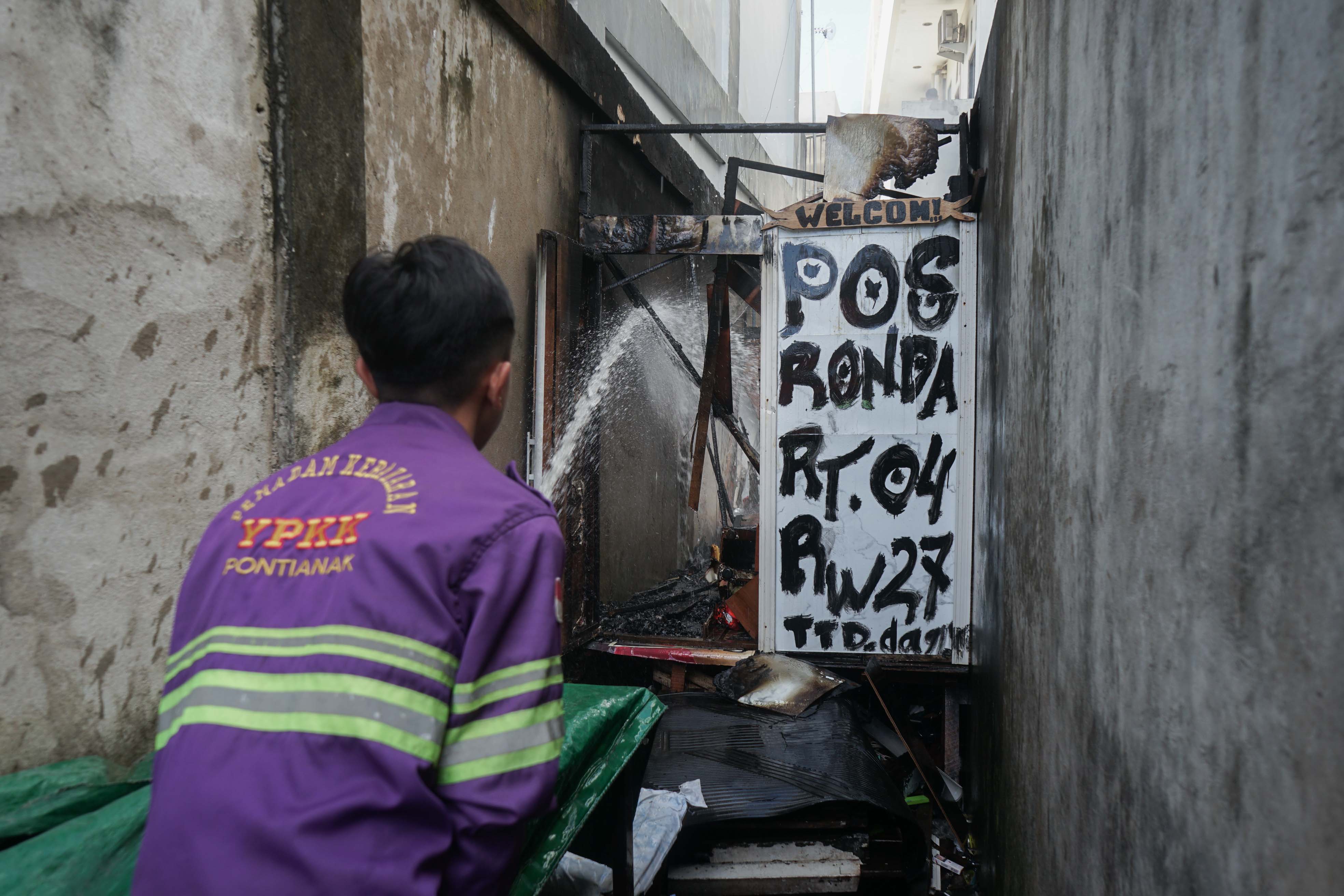 PADAMKAN API: Petugas pemadam kebakaran menyemprotkan air ke sebuah bangunan yang terbakar di Jalan Gajah Mada,Rabu (10/12).