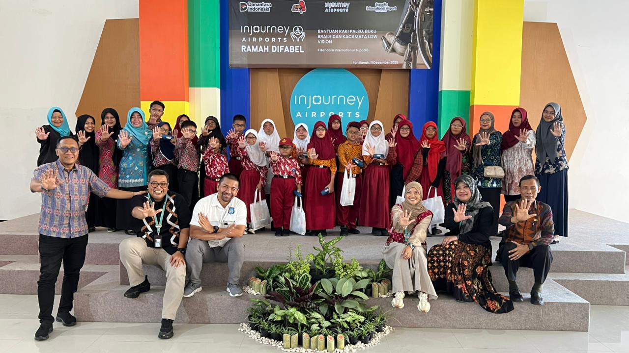 Foto bersama penerima manfaat, usai perwakilan Bandara Internasional Supadio menyalurkan bantuan bagi para pelajar dan penyandang disabilitas dalam Program InJourney Airports Ramah Difabel, (11/12).
