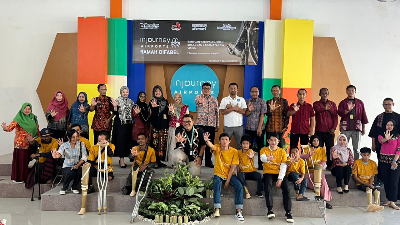 Foto bersama penerima manfaat, usai perwakilan Bandara Internasional Supadio menyalurkan bantuan bagi para pelajar dan penyandang disabilitas dalam Program InJourney Airports Ramah Difabel, (11/12).