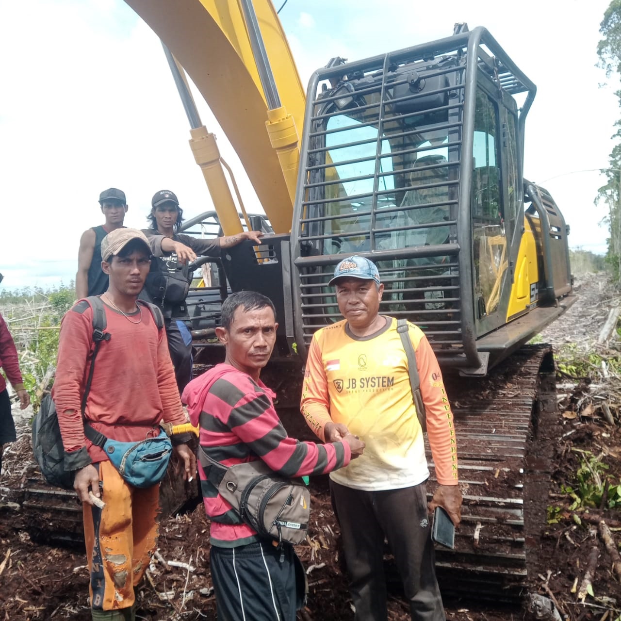 Masyarakat Desa Bika saat melakukan penyitaan terhadap alat berat milik perusahaan PT BIA.