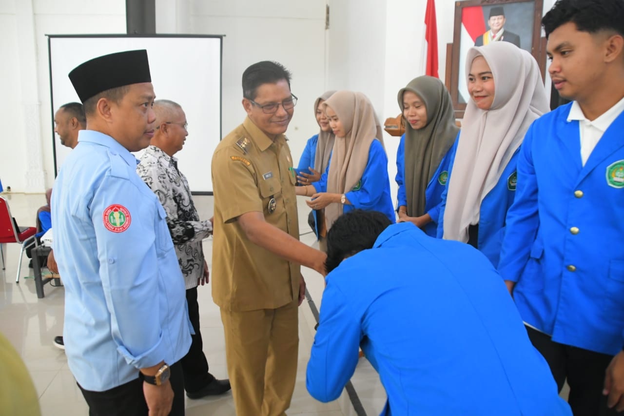 PLP2 : Penarikan mahasiswa PGRI Pontianak usai melaksanakan Program Pengenalan Lapangan Persekolahan (PLP2) kegiatan belajar dan pengabdian di Kabupaten Kayong Utara, di Pendopo Kayong Utara, Sukadana