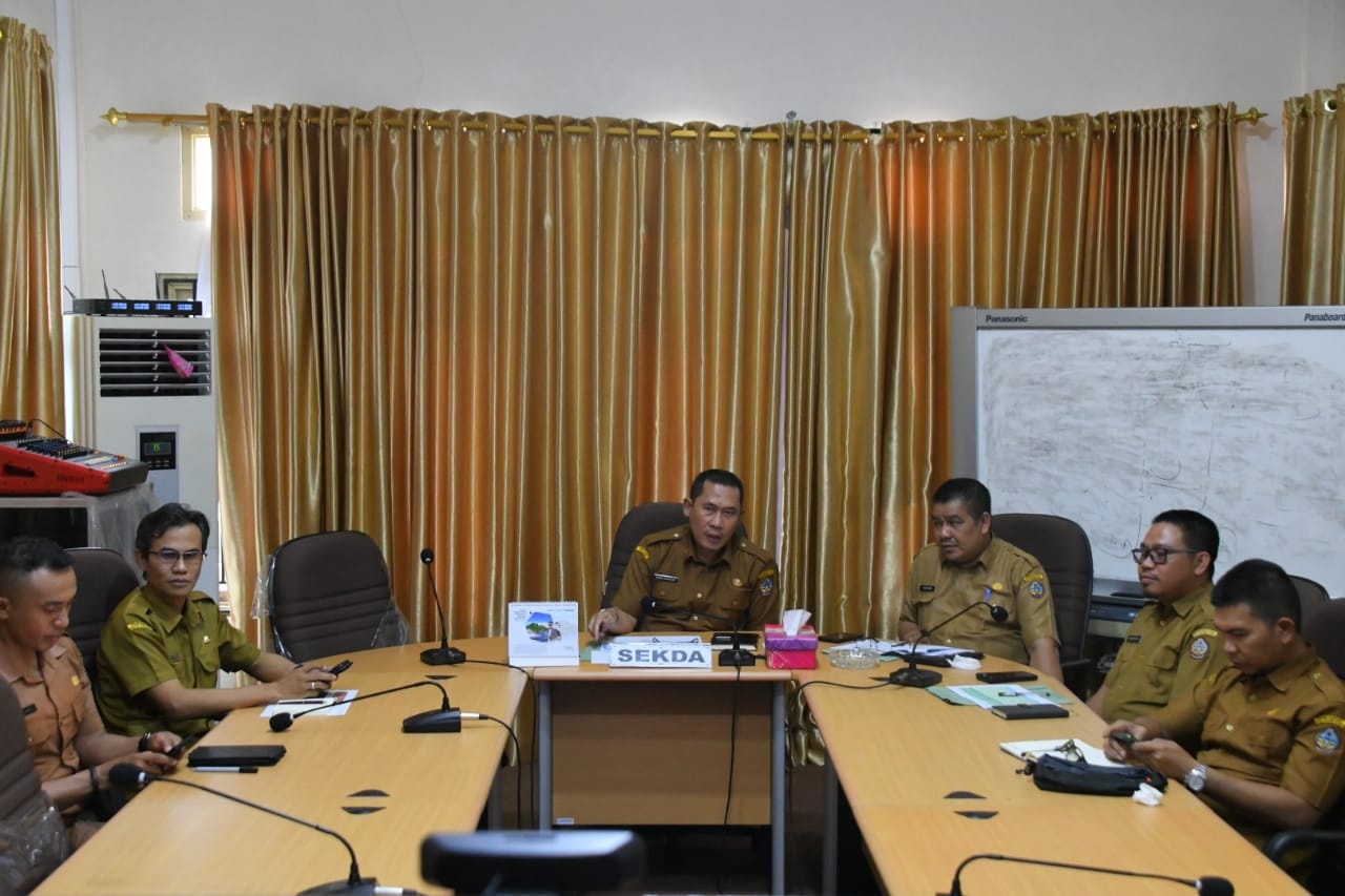 UCJ : Zoom meeting asistensi dan monitoring evaluasi Program Percepatan Capaian Universal Coverage Jamsostek (UCJ) dari Ruang Rapat Bupati, Sukadana, Selasa (9/12).
