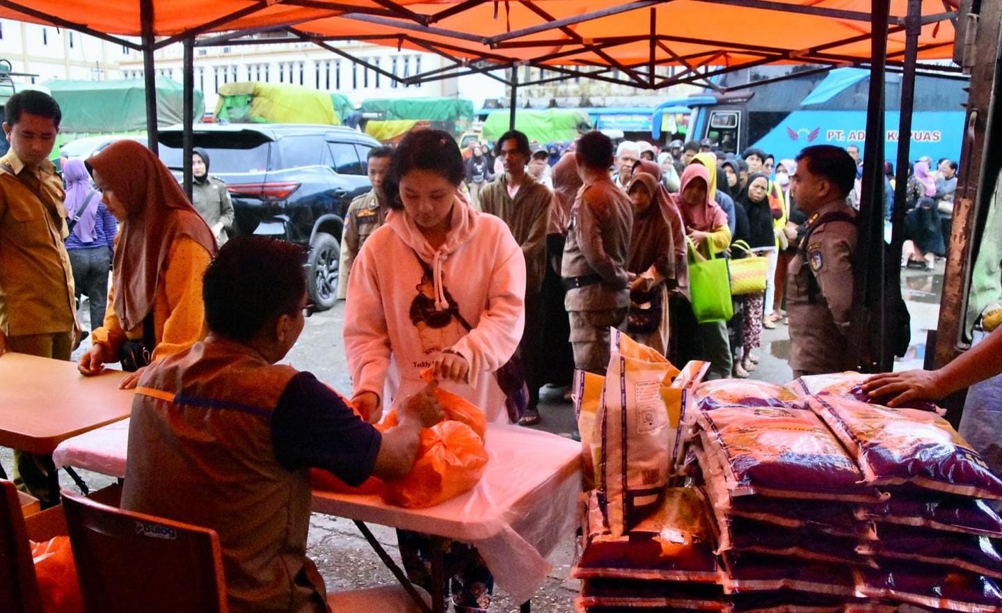 OPERASI PASAR: Warga membeli kebutuhan pokok dengan harga terjangkau dalam operasi pasar di Terminal Sungai Durian, Sintang.
