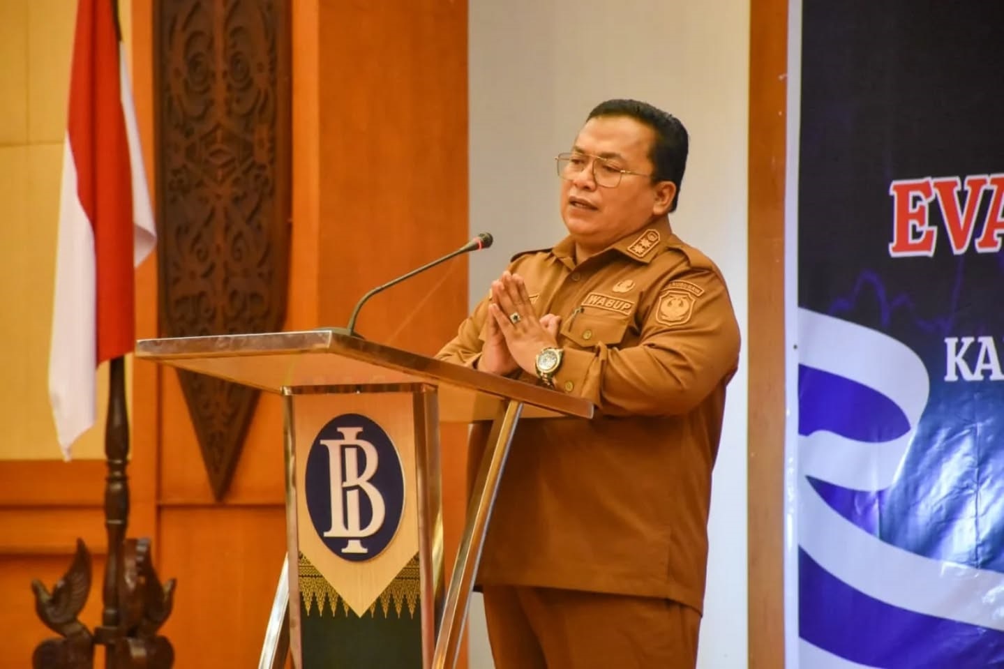 MEMBUKA: Sukiryanto saat membuka High Level Meeting Tim Pengendalian Inflasi Daerah (TPID) Kuponwah di Aula Keriang Bandong, Kantor Perwakilan Bank Indonesia Provinsi Kalbar, Selasa (9/12).