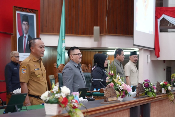 RAPAT PARIPURNA: Wakil Gubernur Kalbar Krisantus Kurniawan menyampaikan Pendapat Akhir Gubernur dalam Rapat Paripurna DPRD Kalbar terkait perubahan bentuk hukum Jamkrida, Selasa (9/12).