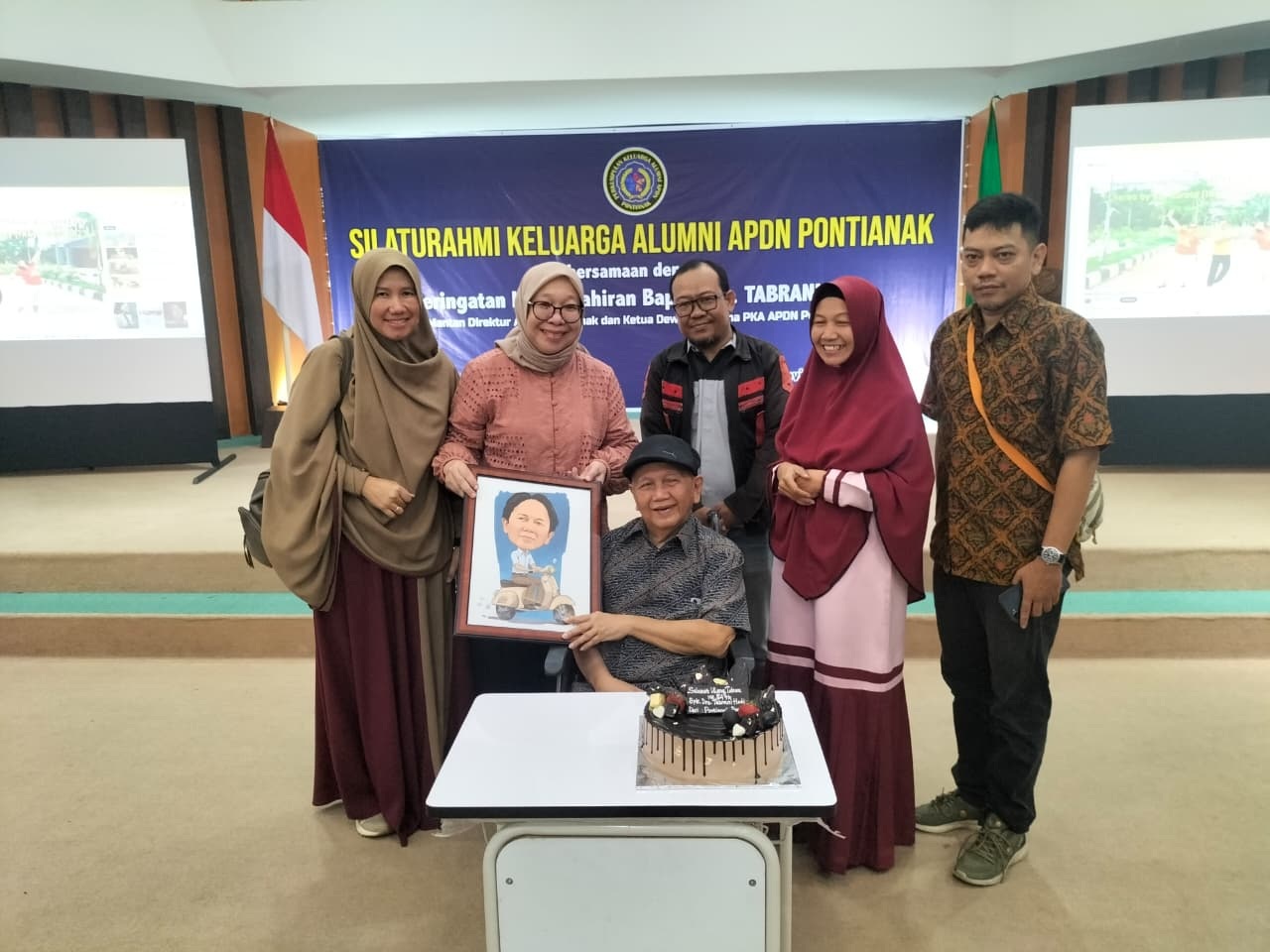 DIABADIKAN: Direktur PT Akcaya Utama Press Tresnowati bersama manajemen berfoto bersama pendiri Pontianak Post (Akcaya), H. Tabrani Hadi, pada perayaan HUT ke-84 di Aula BPSDM Kalbar.