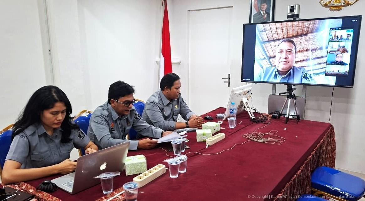 Suasana rapat harmonisasi Raperbup Sintang di Ruang Rapat Yasonna H. Laoly, Kanwil Kemenkum Kalbar.
