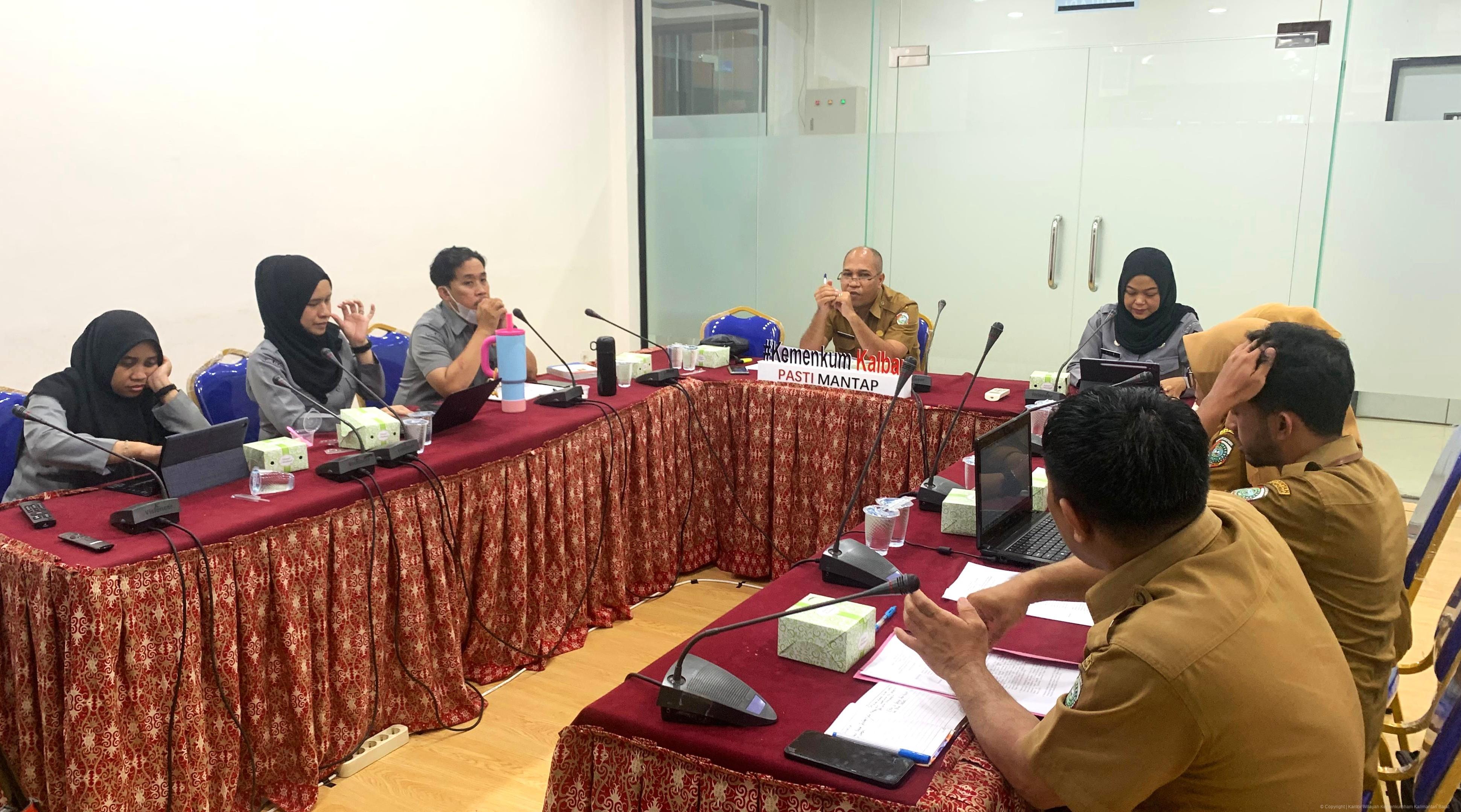 Suasana rapat harmonisasi Raperbup Sintang di Ruang Rapat Yasonna H. Laoly, Kanwil Kemenkum Kalbar.