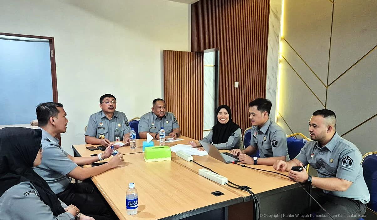 Pejabat Kanwil Kemenkum Kalbar mengikuti pembahasan tindak lanjut hasil Pemeriksaan Interim BPK Tahun 2025 di Pontianak.
