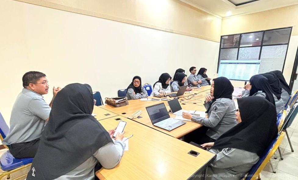 Kepala Kanwil Kemenkum Kalbar memimpin rapat pembahasan hasil audit BPK bersama Tim Kerja Satker Dipa BPHN.