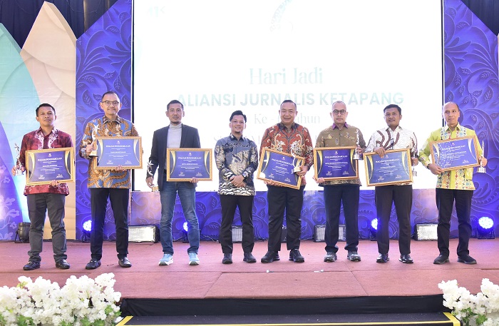 PENGHARGAAN : Ketua AJK, Theo Bernadhi, menyerahkan penghargaan kepada jajaran Forkopimda Ketapang, Senin (8/12) malam.