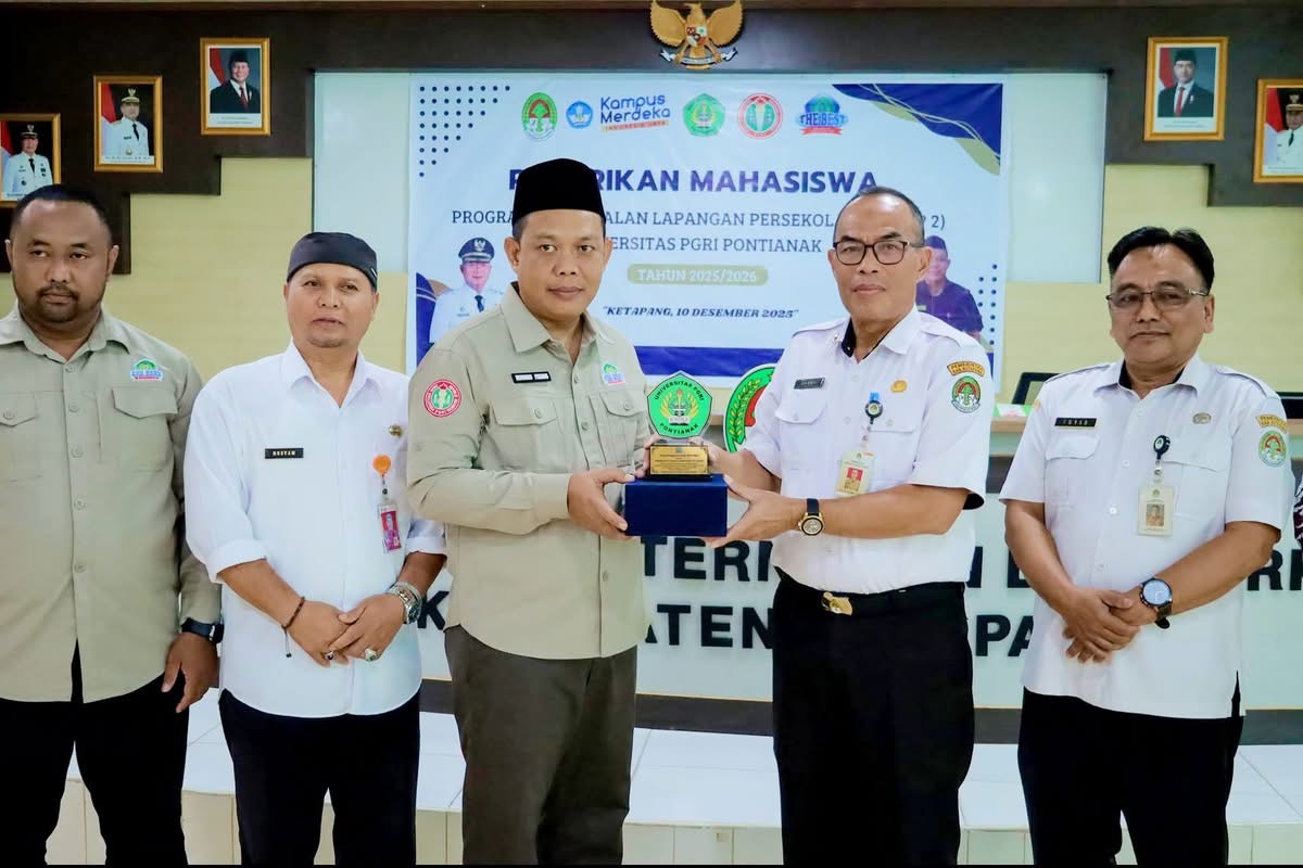 PENYERAHAN : Staf Ahli Bupati, Darma, menyerahkan mahasiswa Universitas PGRI Pontianak kembali ke kampus setelah selesai menjalankan program PLP di Ketapang, Rabu (10/12).