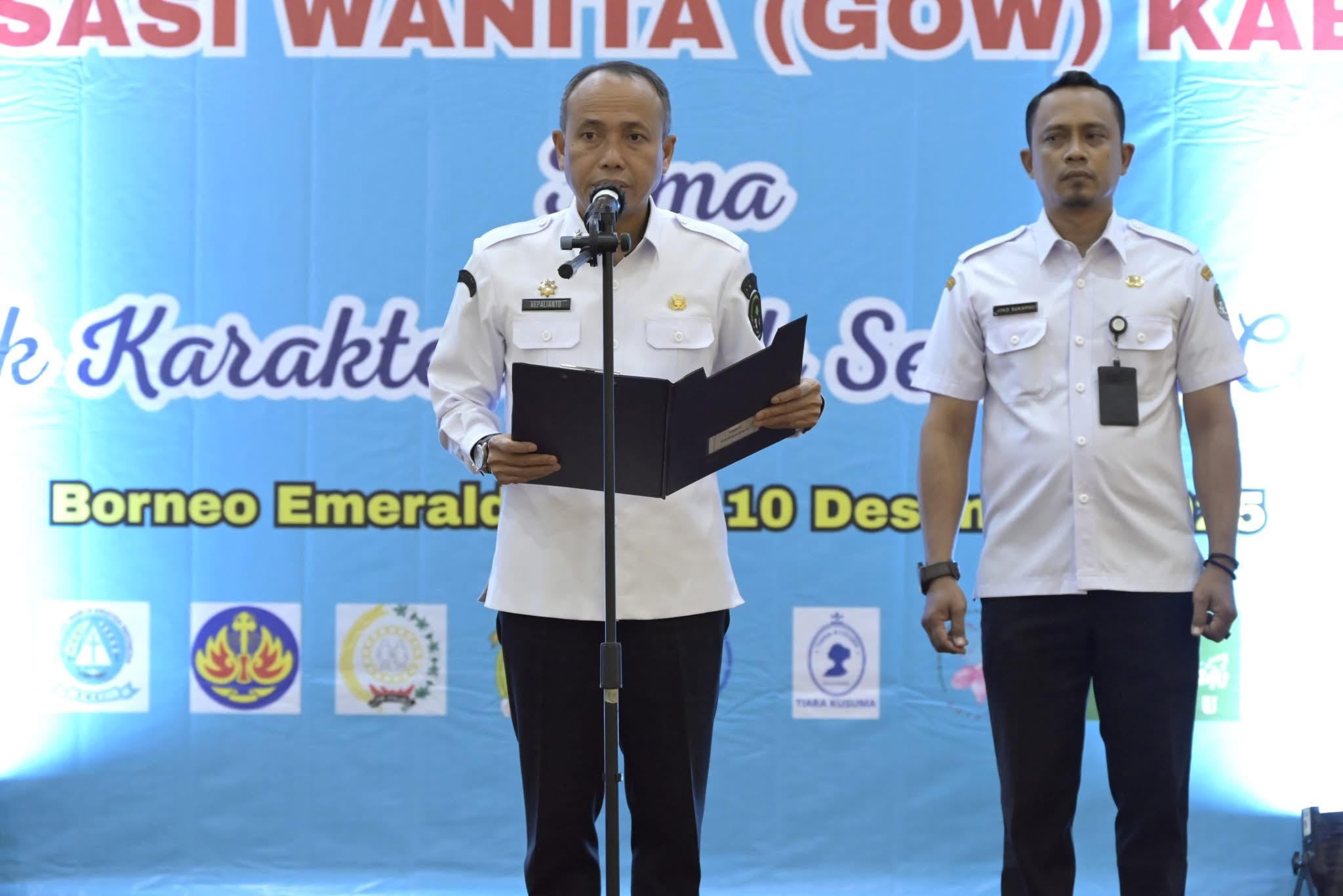 ARAHAN : Sekda Ketapang, Repalianto, memberikan arahan saat membuka kegiatan Hari Ibu ke-97 di Hotel Borneo, Rabu (10/12).