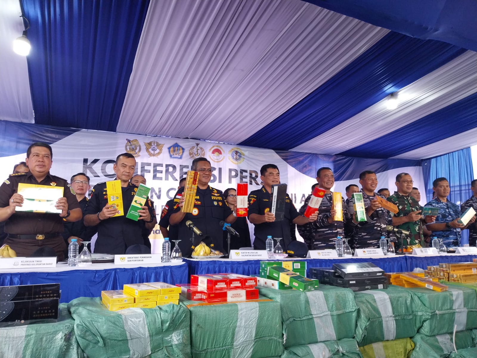 Konferensi pers terkait temuan dua kontainer sekitar 20,3 juta batang rokok ilegal asal Kamboja yang digelar di Pelabuhan Dwikora Pontianak, Kamis (11/12).