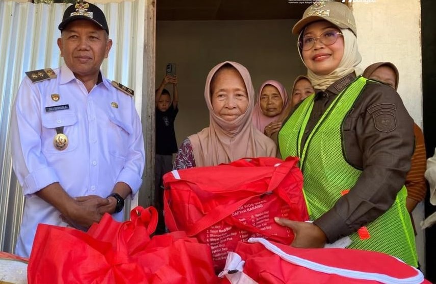 BENCANA: Bupati dan Wabup menyerahkan bantuan kepada korban terdampak bencana alam.