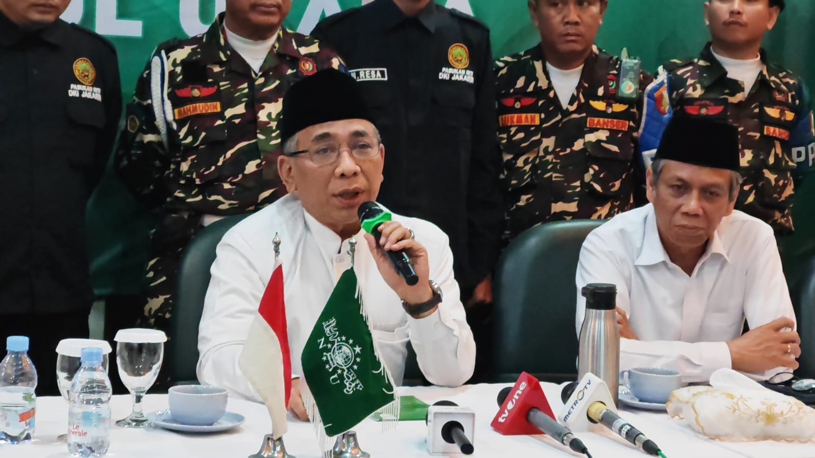 MERESPONS PLENO: Ketua Umum PBNU Yahya Cholil Staquf bersama Sekjen PBNU Amin Said Husni memberikan keterangan pers di Jakarta kemarin (11/12).