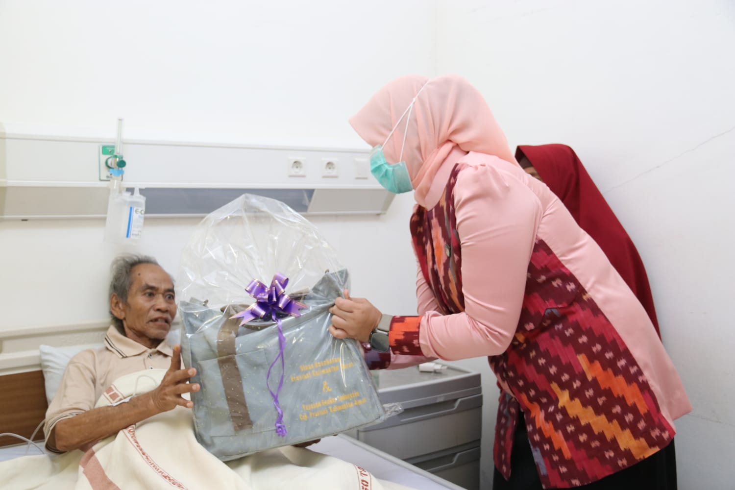KANKER: Ketua DWP Kalbar Windy Prihastari Harisson, menyerahkan bingkisan Kado Ceria kepada pasien kanker di RSUD Soedarso.