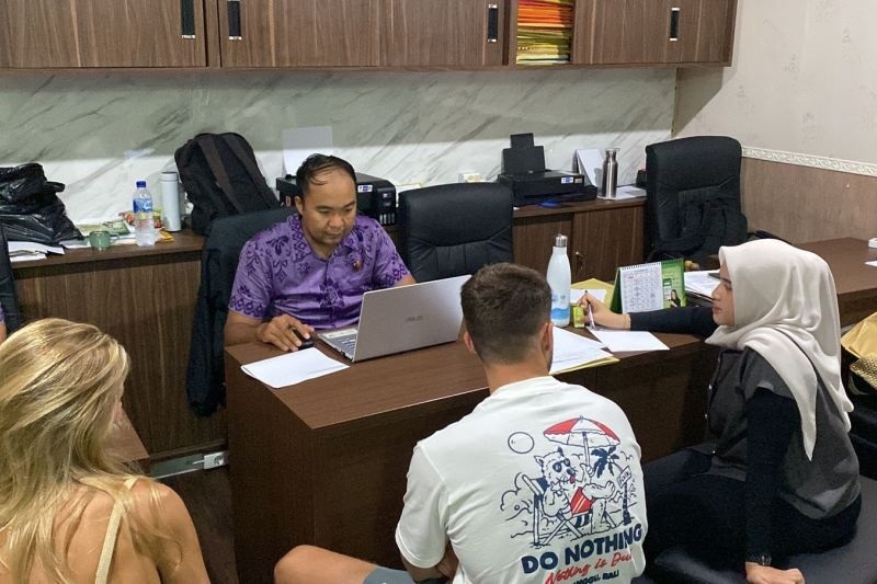 RAZIA: Penyidik memeriksa WNA yang terjaring razia di ruang penyidik Polres Badung, Bali.