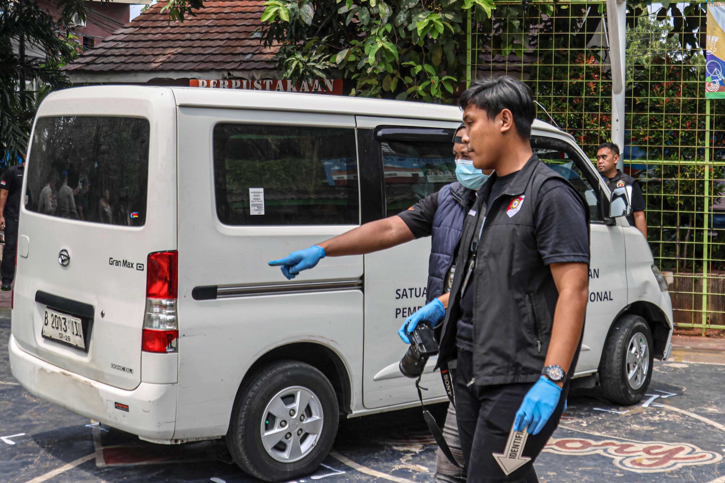 Sejumlah Polisi dari satuan Inafis melakukan olah TKP mobil yang menabrak puluhan siswa di depan SDN Kalibaru 01 Pagi, Cilincing, Jakarta, Kamis (11/12/2025). Kejadian tersebut mengakibatkan korban sebanyak 19 orang yang terdiri dari murid dan guru luka-l