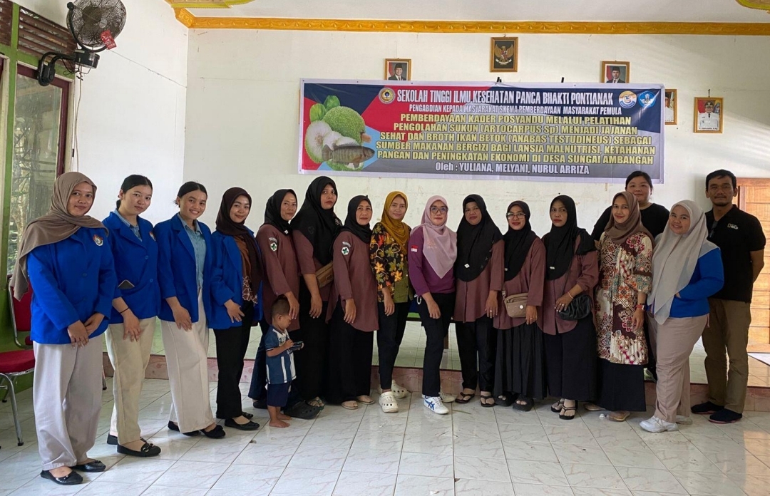 Kebersamaan tim PkM STIKes Panca Bhakti Pontianak bersama kader dan warga Desa Sungai Ambangah.