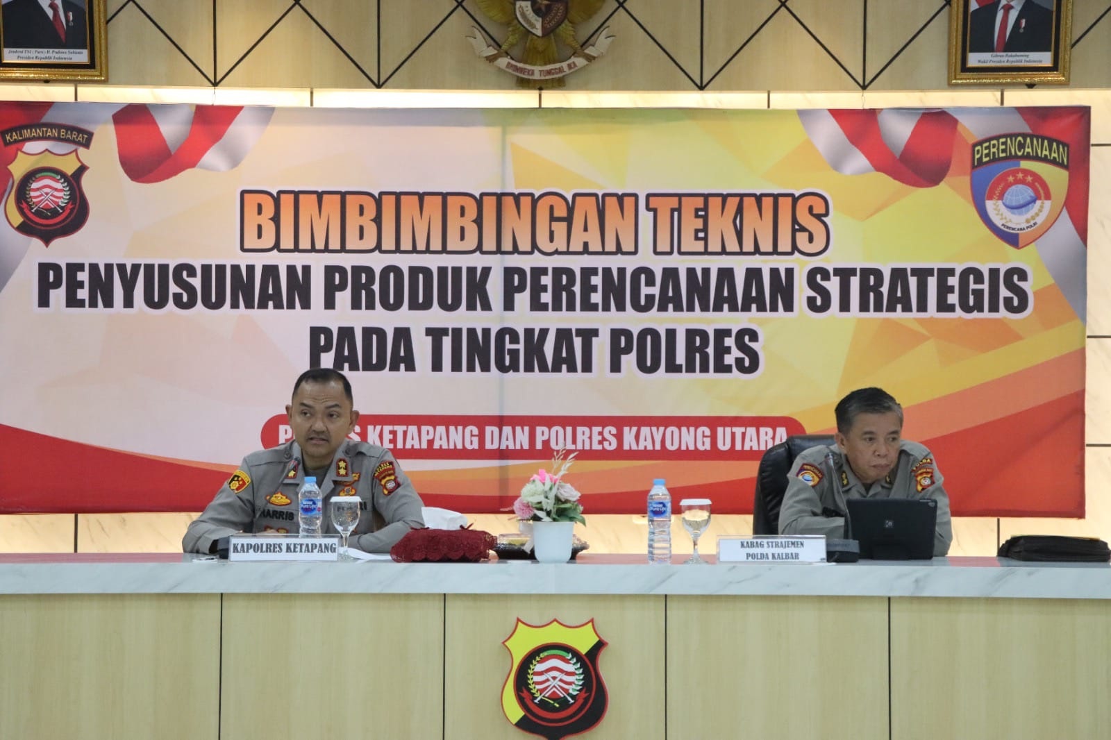 ARAHAN : Kapolres Ketapang, AKBP M. Harris, memberikan arahan saat membuka Bimtek di Aula Mapolres Ketapang, Rabu (10/12).
