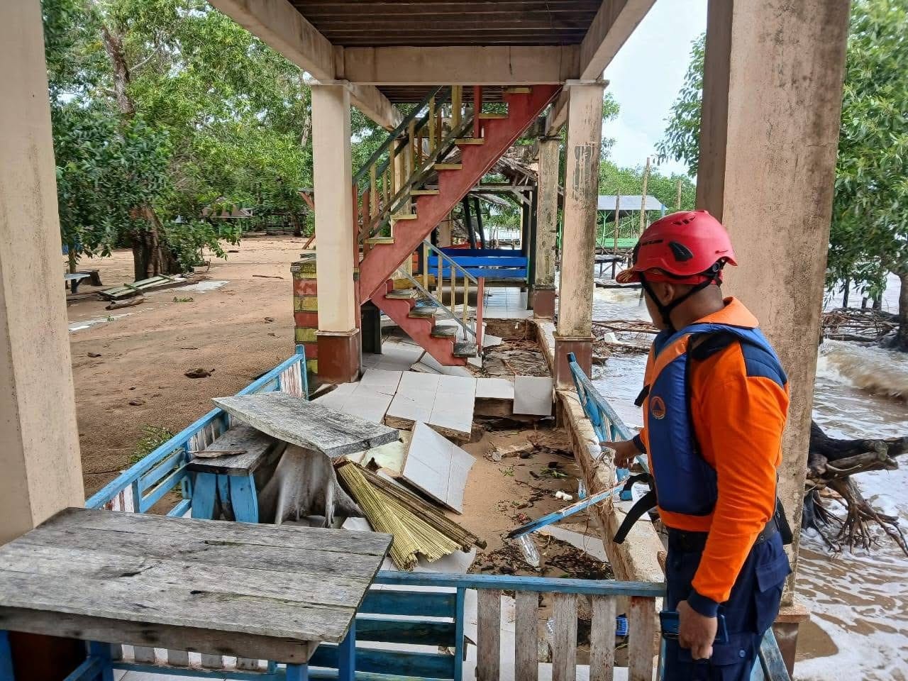 RUSAK : Salah satu bangunan milik warga di Kendawangan yang rusak akibat rob.