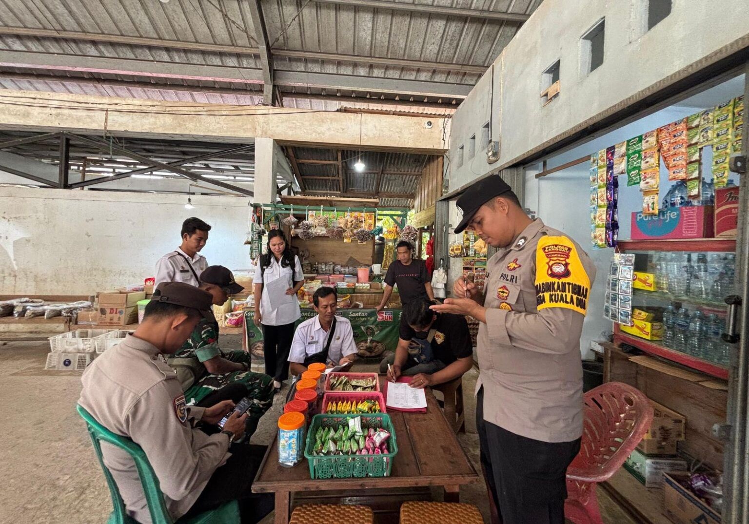 DUKUNG : Jajaran Polsek Kembayan terus mendukung Pemerintah Kecamatan dalam memastikan distribusi bahan pokok berjalan aman.