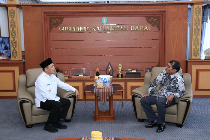 BERBINCANG: Gubernur Kalimantan Barat, Ria Norsan, sedang berbincang-bincang dengan Kepala Pengadilan Tinggi Kalimantan Barat, Willem Saija.