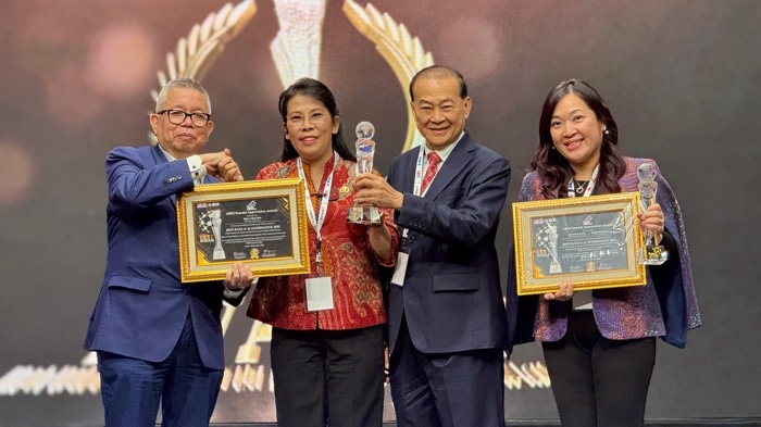 PENGHARGAAN: Wali Kota Singkawang, Tjhai Chui Mie, menerima Penghargaan ABDI Gov AI 2025 di Jakarta sebagai apresiasi atas pengembangan layanan berbasis teknologi dan pemanfaatan AI dalam tata kelola