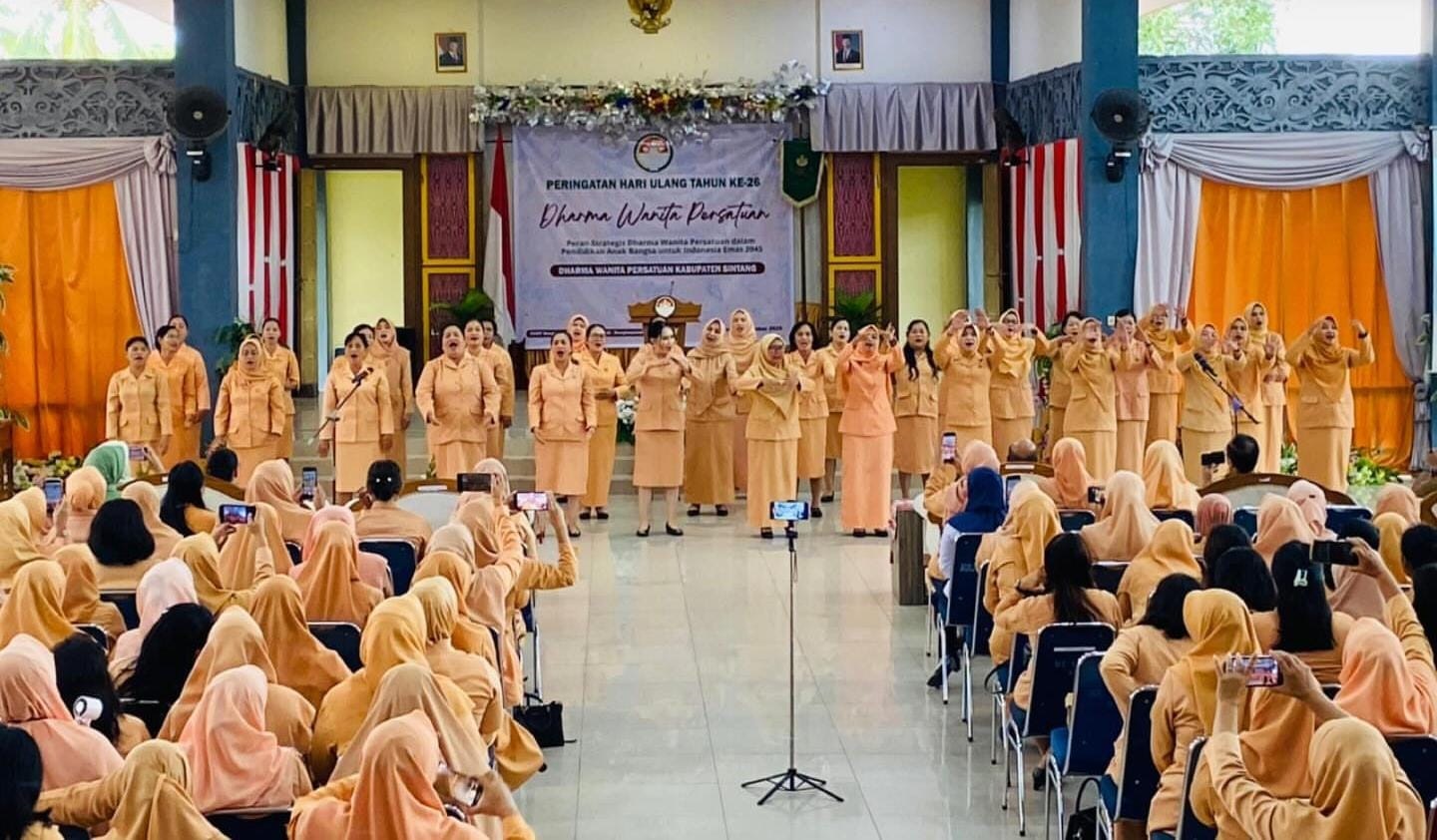 MERIAH: Suasana kemeriahan peringatan HUT DWP ke-26 yang digelar di Pendopo Bupati Sintang.