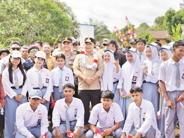ANTUSIAS: Para siswa-siswi antusias saat berfoto bersama Bupati Ketapang, Alexander Wilyo, beberapa waktu lalu.