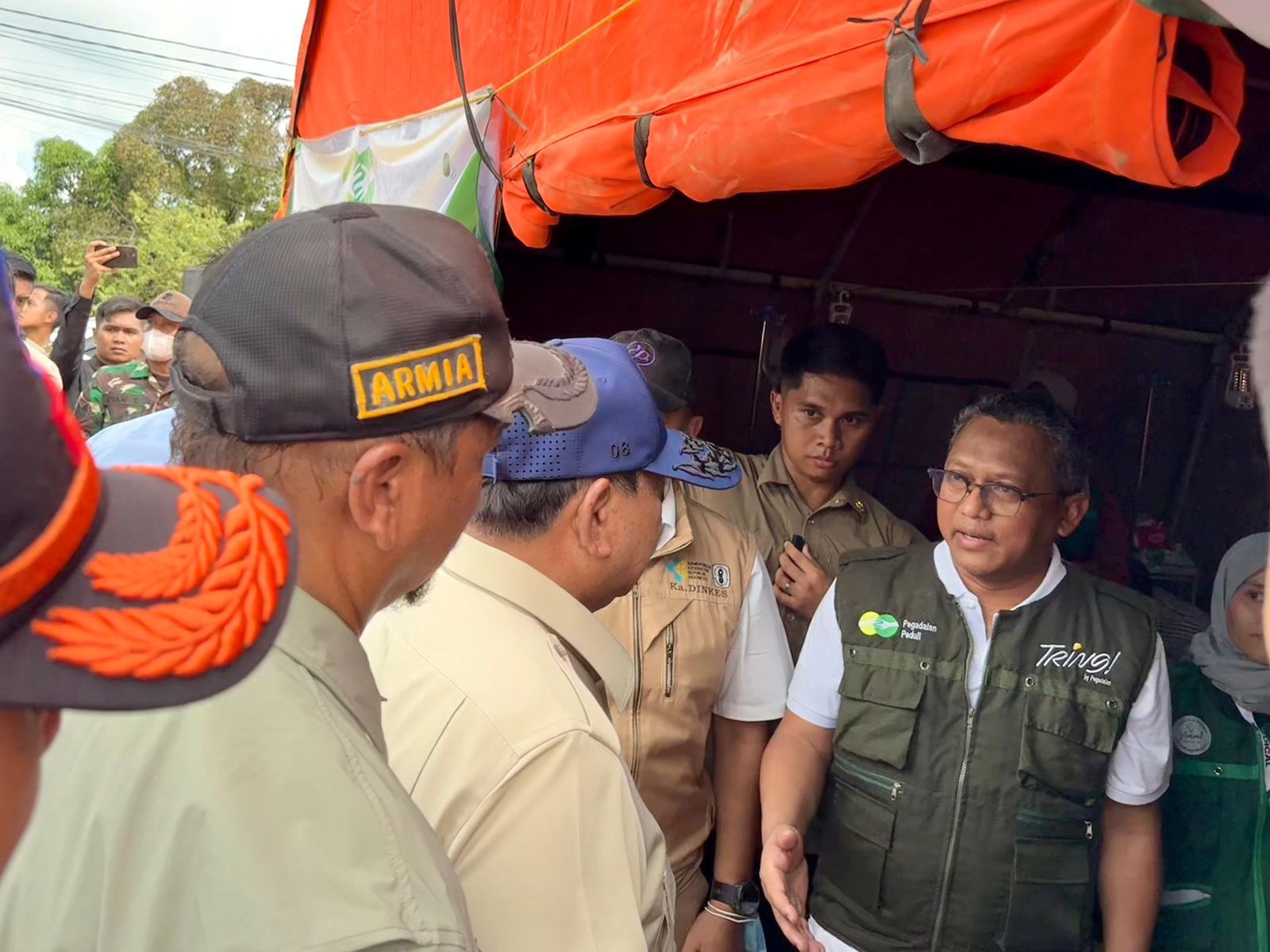 Pejabat dan relawan meninjau Posko Kesehatan Pegadaian Peduli untuk memastikan layanan bagi korban banjir berjalan optimal.
