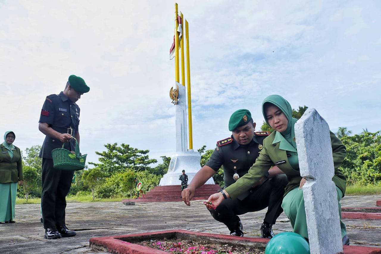 TABUR BUNGA: Komandan Kodim 1201/Mempawah beserta istri melakukan tabur bunga di makam pahlawan.