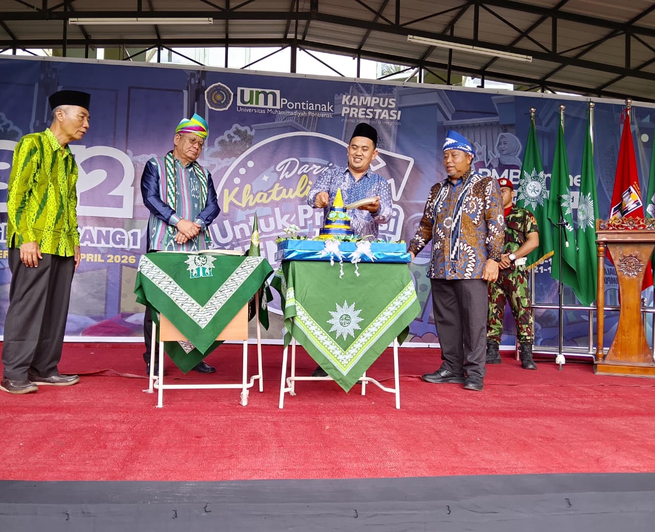 Kick off Penerimaan Mahasiswa Baru (PMB) UM Pontianak digelar pada Sabtu (13/12) yang ditandai dengan pemotongan tumpeng.